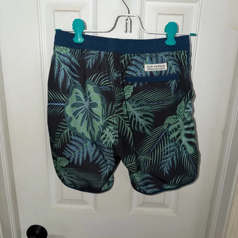 Fair Harbor tropical leaf